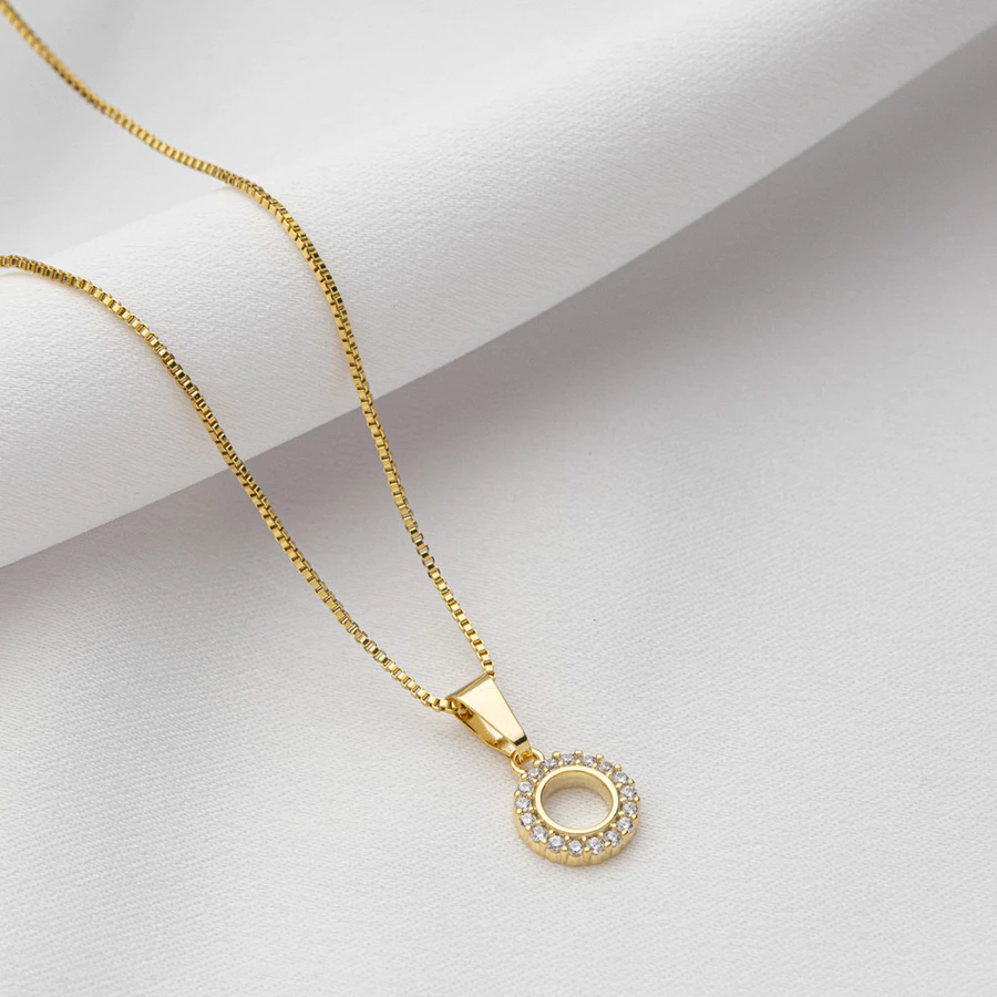Colar Círculo Vazado Cravejado com Zircônia — semijoia com folheado a ouro 18k